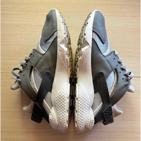 Nike Air Huarache Light Smoke Grey. Mens Size 10.5 Pre-Loved. - Picture 3 of 6